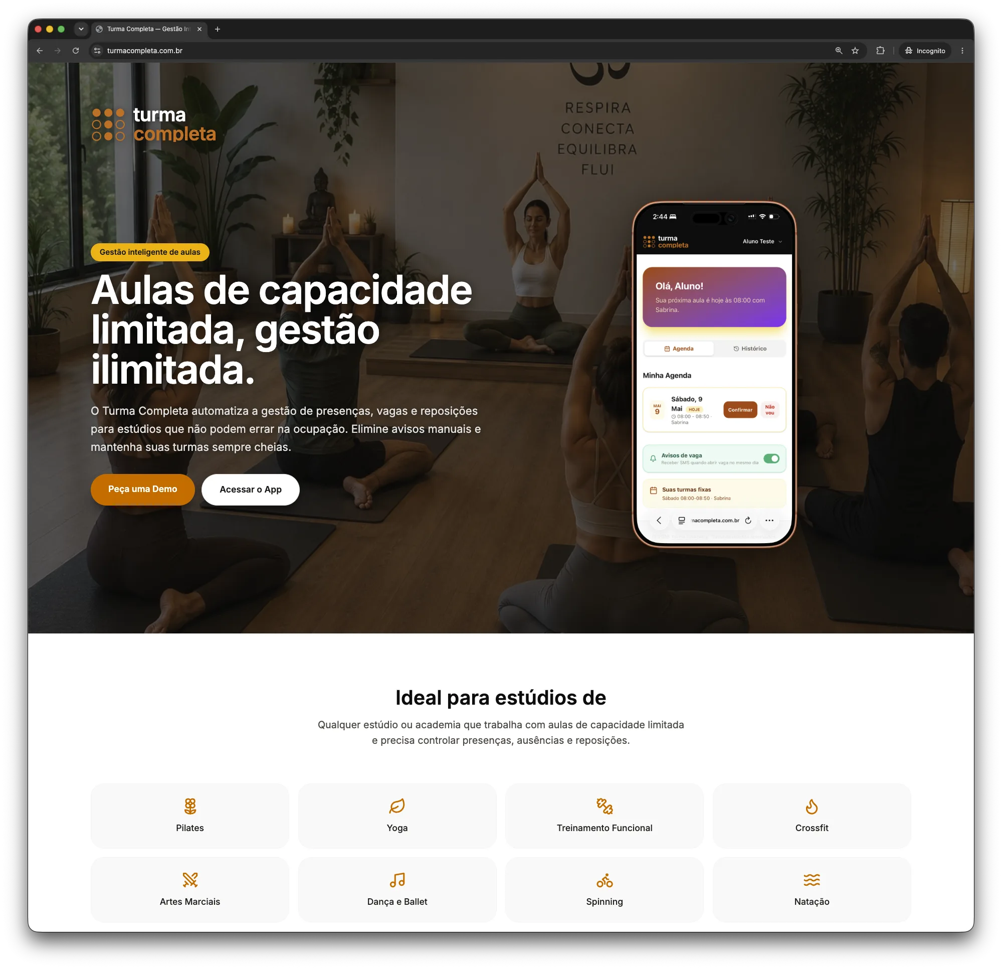 Turma Completa landing page at turmacompleta.com.br: a pilates studio photo with the headline 'Aulas de capacidade limitada, gestão ilimitada.' and a phone mockup of the student app showing the weekly agenda, attendance, and a waitlist-spot alert. Below, a grid of activity types it serves: Pilates, Yoga, Treinamento Funcional, Crossfit, Artes Marciais, Dança e Ballet, Spinning, and Natação.